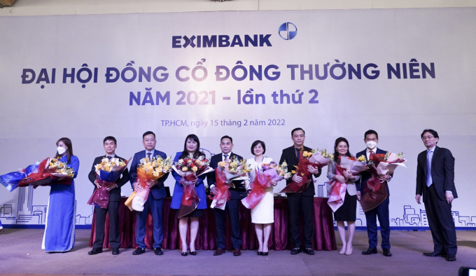 Đại hội đồng cổ đông thường niên 2021 lần thứ 2 vừa bầu HĐQT nhiệm kỳ VII (2020-2025). Bà Lương Thị Cẩm Tú (người thứ 4 từ bên trái qua phải) đang sở hữu 13,5 triệu cổ phiếu Eximbank (mã EIB).