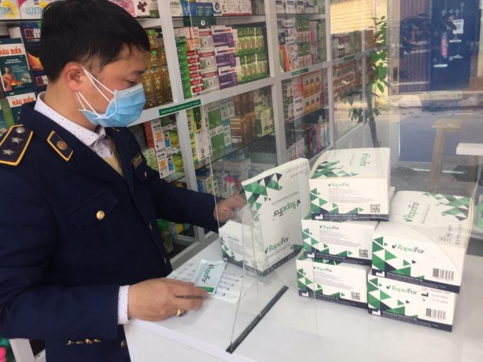 Đội QLTT số 11 tạm giữ lô hàng vi phạm tại Nhà thuốc Big Family Pharmacy