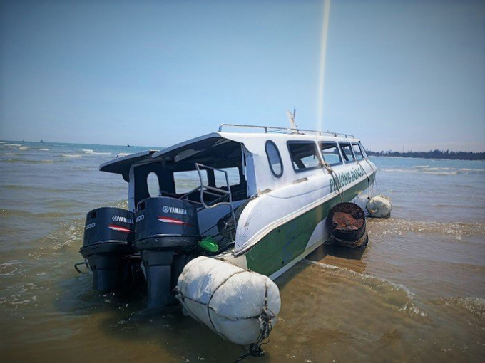 Chiếc canô mang số hiệu QNa 1152 đã được lực lượng chức năng lai dắt lên một bãi cạn gần hiện trường để phục vụ công tác điều tra.