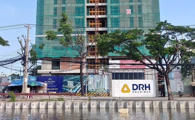 Dự án Aurora Residences (277 Bến Bình Đông, P.14, Q.8, TP.HCM) gồm 2 block căn hộ với 445 căn hộ, 28 căn officetel và 8 căn shophouse. Cổ đông và khách hàng Aurora Residences mong chờ được bàn giao nhà để DRH Holdings ghi nhận doanh thu và lợi nhuận.