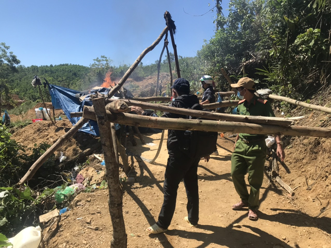 Trước đó tỉnh Quảng Nam cũng ra quân đánh sập nhiều mỏ vàng khai thác trái phép địa bàn.