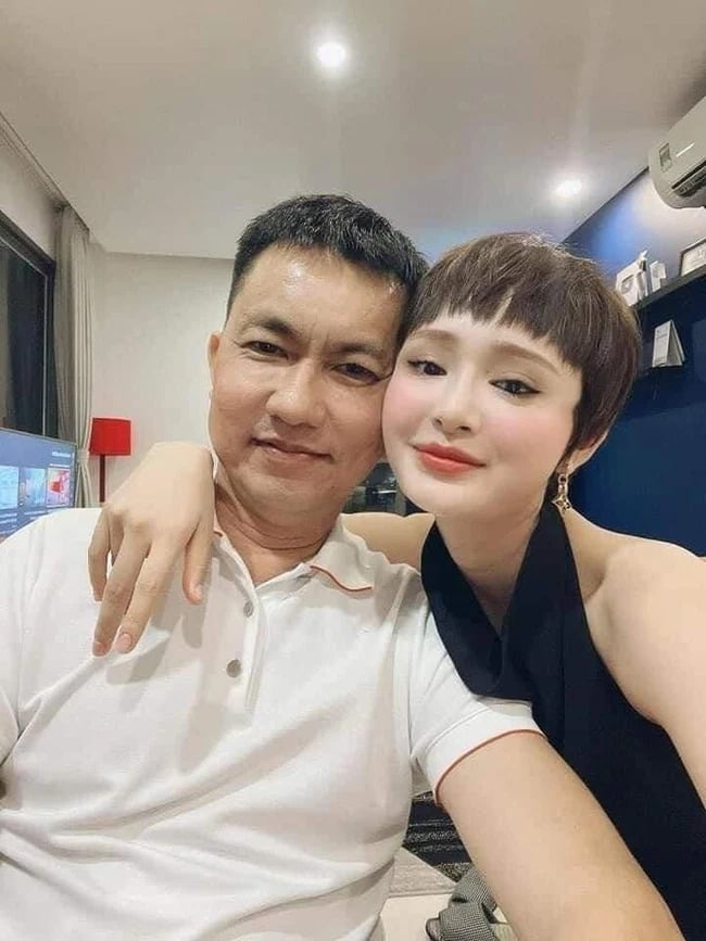 Ảnh thân mật giữa ông Hồ Nhân-doanh nhân nghìn tỷ U60 và ca sỹ GenZ bị phát tán trên MXH.