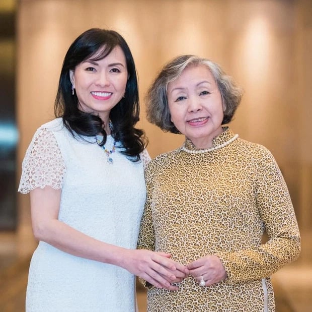 Bà Nguyễn Thị Hồng Vân bên cạnh mẹ là Bà Nguyễn Thị Sơn-người sáng lập Sơn Kim.