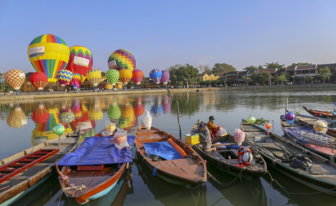 Các khinh khí cầu tung bay trên Sông Hoài thơ mộng Hội An (Ảnh: Thế Sơn)