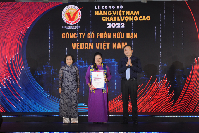 (Bà Nguyễn Thu Thủy -Phó giám đốc đối ngoại- đại diện Vedan Việt nam nhận chứng nhận HVNCLC 2022)