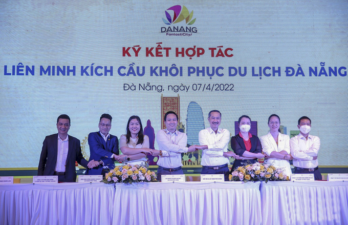 Ký kết hợp tác liên minh kích cầu khôi phục du lịch Đà Nẵng (Ảnh: Thế Sơn)