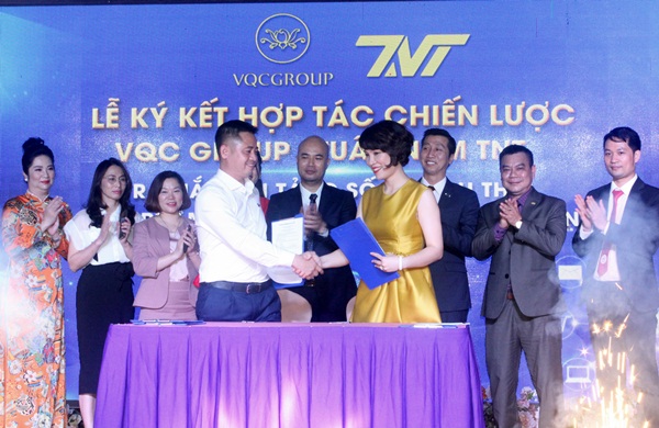 Tổng giám đốc VQC GROUP Ngô Thị Ngọc Mai và Ông Nguyễn Văn Nam, Chủ tịch HĐQT, TGĐ TUẤN NAM TNT Nguyễn Văn Nam ký kết hợp tác chiến lược.