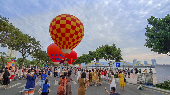 Nhiều hoạt động hấp dẫn nhằm phục vụ du khách khi đến với Đà Nẵng sau đại dịch Covid - 19, trong đó có ngày hội khinh khí cầu thu hút rất đông đảo người xem (Ảnh: Thế Sơn)