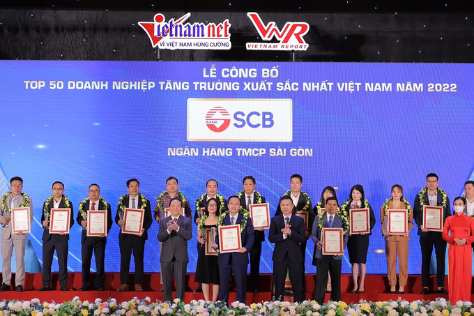 Ông Diệp Bảo Châu, Phó Tổng Giám đốc SCB nhận giải thưởng Top 50 Doanh nghiệp tăng trưởng xuất sắc nhất Việt Nam năm 2022.