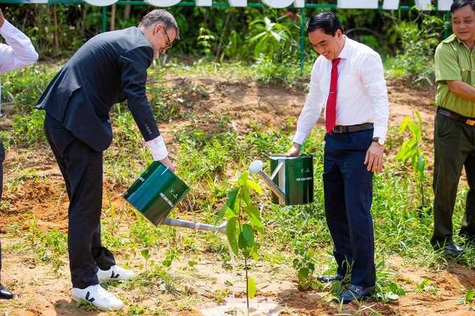 Ông Emmanuel Bret - Phó Tổng giám đốc VinFast Phụ trách Kinh doanh và Marketing Toàn cầu và ông Huỳnh Quang Hưng - Chủ tịch UBND Thành phố Phú Quốc, Tỉnh Kiên Giang cùng nhau khởi động dự án “Phủ xanh Tương lai”.