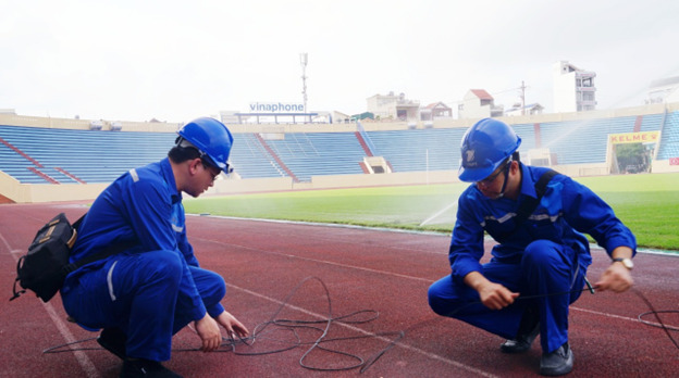 Các chuyên gia kỹ thuật VNPT gấp rút lắp đặt, kiểm tra hạ tầng kỹ thuật tại các trung tâm báo chí, truyền hình và điểm thi đấu