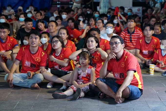 Anh Nguyễn Huy Hoàng (Gò Gấp) chia sẻ: “Hơn hai năm qua, từ lần U23 Việt Nam đoạt huy chương vàng SEA Games 30 cuối năm 2019 đến nay bọn em mới được thưởng thức không khí bóng đá sôi đội tại phố đi bộ như thế này. Mọi người ai cũng háo hức tới sớm, chờ đợi theo dõi trận đấu bắt đầu hành trình U23 Việt Nam bảo vệ tấm huy chương vàng”.