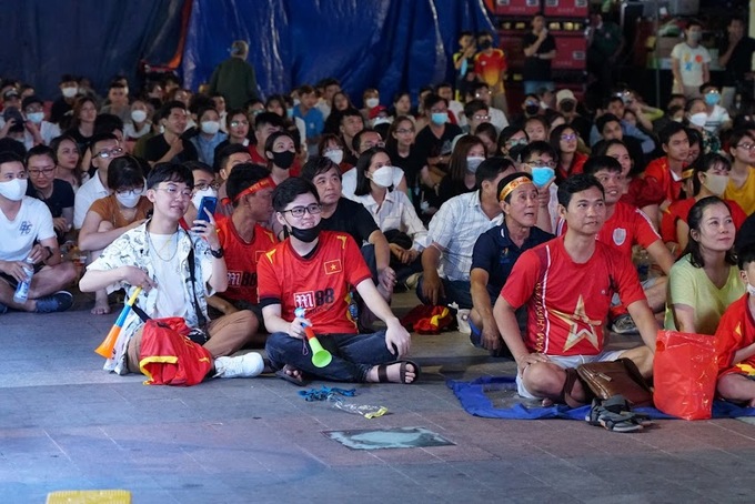 Các cổ động viên hồi hộp trước những pha tấn công của đội tuyển Việt Nam.