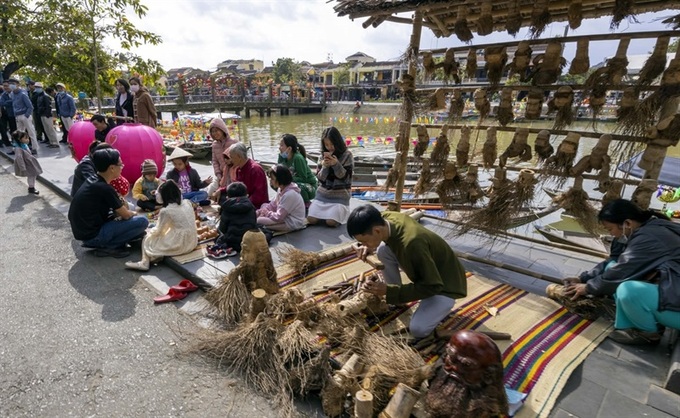 Festival quy tụ 16 làng nghề và 40-45 nghệ nhân tham gia; với quy mô 10 nhà gỗ và 78 gian nhà tre trưng bày các sản phẩm nghề truyền thống, OCOP được đặt dọc bờ Sông Hoài, TP. Hội An