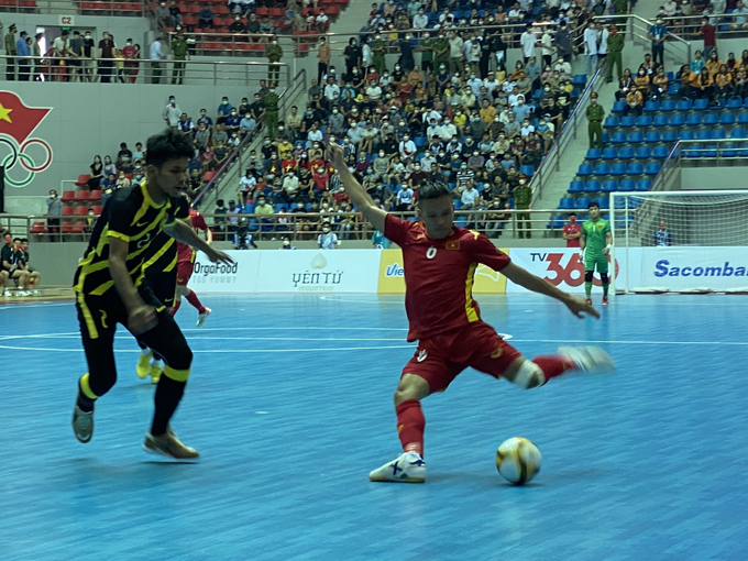 Tận dụng cơ hội khi đội bạn giảm suốt thể lực đội tuyêtn Nam futsal Việt Nam liên tu j tu g ra nhiều cú suốt xa, và thủ môn phải nhiều lần băng ra ngoài để cản trở