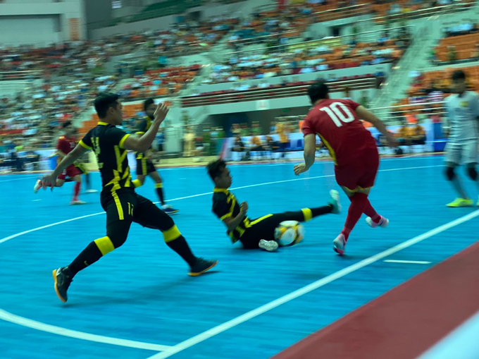 Đội Maylaysia luôn cắt cử 2 cầu thủ bám sát đội tuyển futsal Việt Nam khi có bóng trong chân vào khu vực thủ môn.