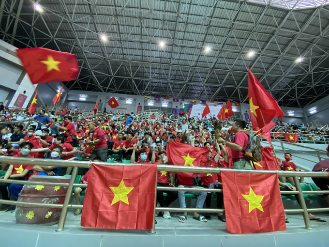 Các cổ động viên futsal Nam Việt Nam đã đến sân thi đấu Hà Nam rất sớm và rợp màu đỏ sao vành trên tất cả kháng đài, làm tăng thêm sức mạnh và cổ vũ cho đội tuyển nhà.