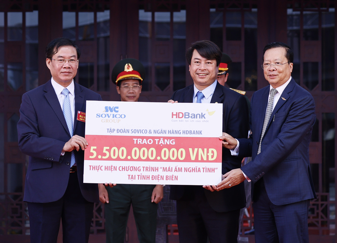 Ông Nguyễn Văn Hảo - Phó Tổng giám đốc Ngân hàng HDBank (giữa) và ông Chu Việt Cường - Phó Tổng giám đốc Tập đoàn Sovico (bìa phải) trao tặng kinh phí xây dựng 100 căn nhà tình nghĩa với tổng giá trị 5,5 tỷ đồng cho tỉnh Điện Biên.