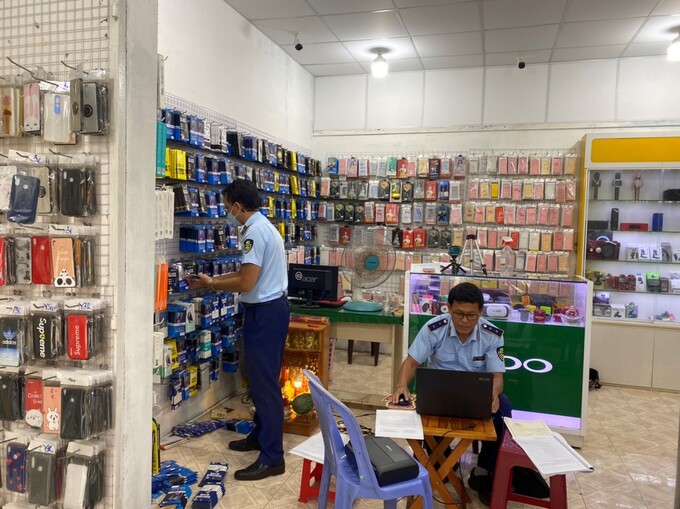 Lực lượng chức năng kiểm tra hàng hóa vi phạm.