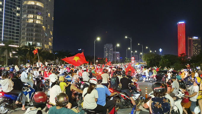 Biển người tràn ra đi