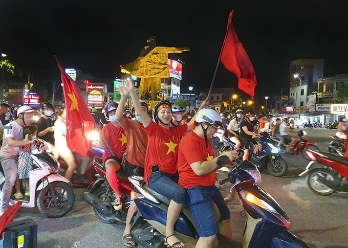 Cờ, băng rôn, áo cờ đỏ sao vàng