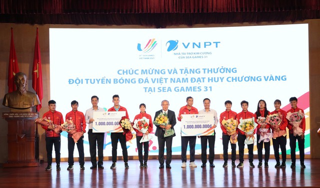 vnpt-trao-thuong-cho-hai-doi-tuyen-bong-da-nam-nu-viet-nam-16533106438691517134521