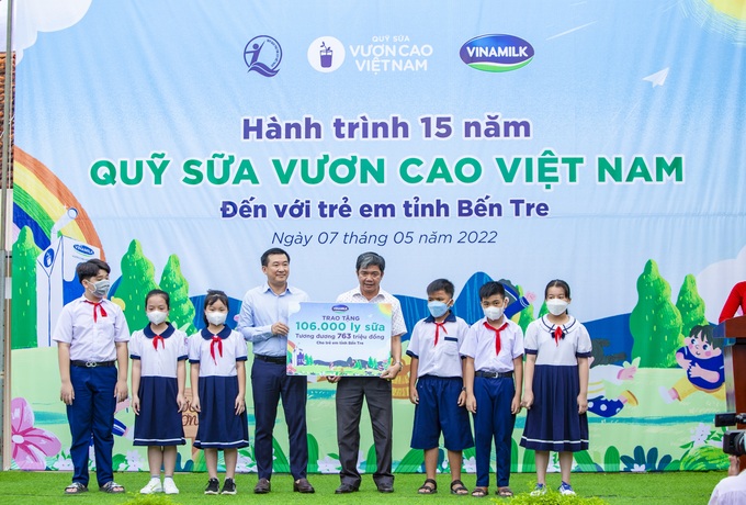 Đại diện Vinamilk và Quỹ sữa trao tặng 106.000 ly sữa cho các em nhỏ có hoàn cảnh khó khăn tại tỉnh Bến Tre.