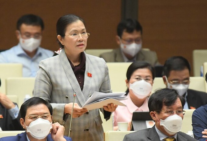 Đại biểu Quốc hội Trương Thị Ngọc Ánh phản ánh lô khẩu trang viện trợ chống dịch về tới Việt Nam đã 6 tháng nhưng chưa được thông quan.