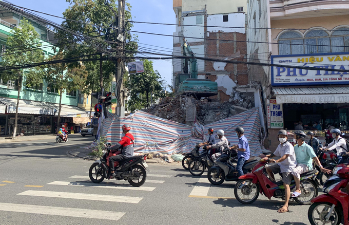 Người dân cảm thấy mất an toàn khi đi ngang qua khu vực tháo dỡ