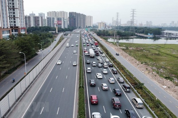 Phương tiện xếp hàng dài nối đuôi nhau đoạn gần nút giao Pháp Vân hướng vào thành phố Hà Nội (Ảnh: Phạm Kiên/TTXVN)