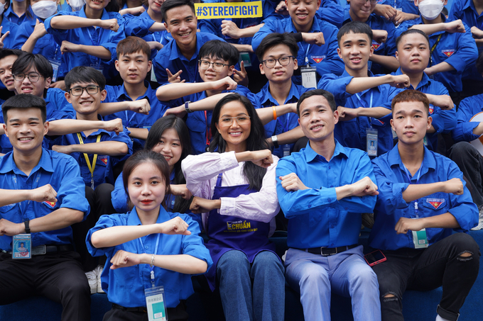 Hoa hậu H’hen Niê, cùng thanh niên kêu gọi thay đổi các định kiến giới trong lựa chọn nghề nghiệp, công việc.