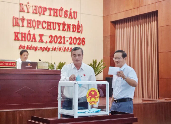 Các đại biểu HĐND TP đã bỏ phiếu bãi nhiệm chức danh Phó Chủ tịch thường trực HĐND TP, bãi nhiệm tư cách đại biểu HĐND TP với ông Lê Minh Trung.