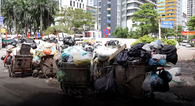 Rác thải ùn ứ khiến nước rỉ rác đang chảy ra đường kết hợp với thời tiết nóng bức khiến cho không khí bốc mùi khó chịu, ảnh hưởng đến đời sống của người dân.