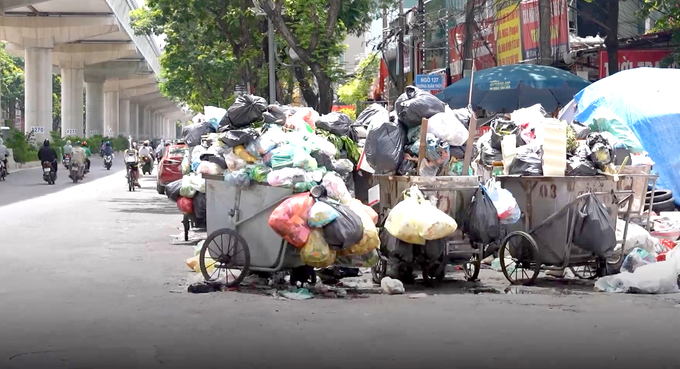 Rác thải sinh hoạt trên đường Xuân Thuỷ, Cầu Giấy, Hà Nội. Ảnh 18-6.