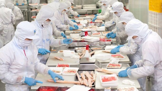 Chủ tịch Hội Lương thực, thực phẩm TP.HCM cho biết, doanh nghiệp đang hết sức khó khăn do nguyên liệu đầu vào để sản xuất đang tăng cao, có loại vượt 40%, cùng với giá xăng dầu trong nước tăng cao kỷ lục. Ảnh: (Minh họa)