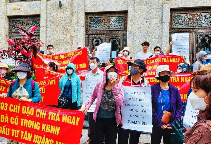 NĐT thường xuyên tụ tập trước trụ sở của Tân Hoàng Minh đòi quyền lợi