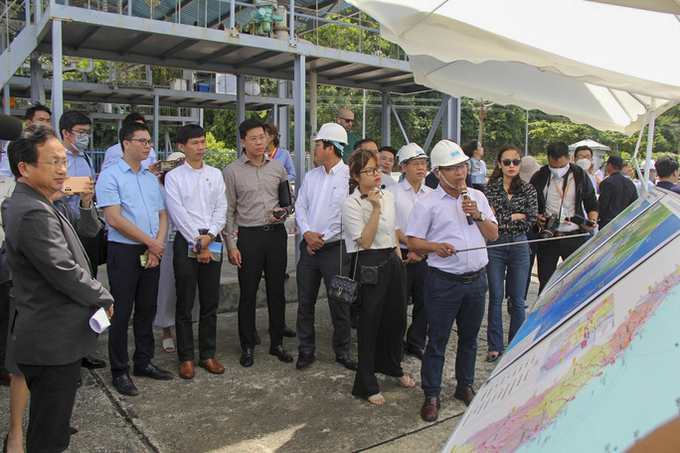 Các nhà đầu tư tìm hiểu thực tế, nghe giới thiệu về dự án Cảng Liên Chiểu trong sáng 25/6.