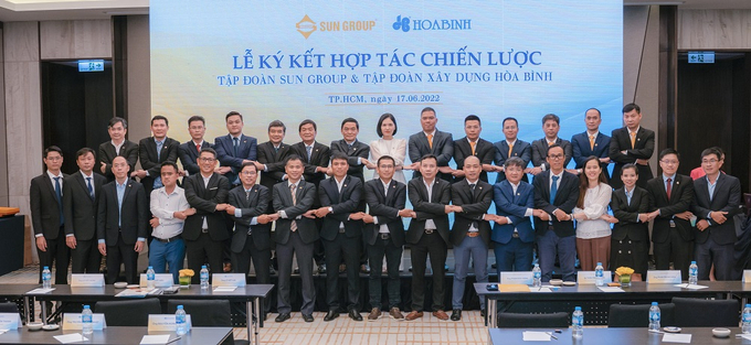 Hòa Bình và Tập đoàn Sun Group đã ký kết hợp tác chiến lược vào 17/6/2022 hứa hẹn mang lại doanh thu đáng kể cho Hòa Bình trong tương lai từ các dự án do Sungroup làm chủ đầu tư.