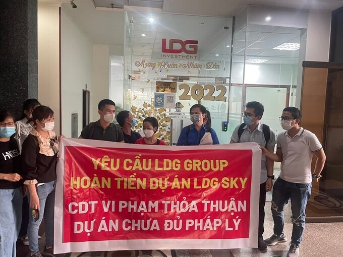 Khách hàng, người mua nhà treo băng rôn đòi quyền lợi từ LDG