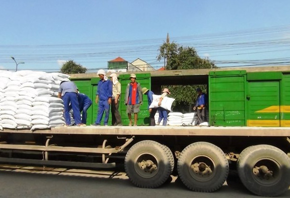 Bộ GTVT siết chặt công tác đấu tranh buôn lậu, gian lận thương mại, hàng giả trên các tuyến đường đầu mối giao thông. Ảnh: Hải Nam