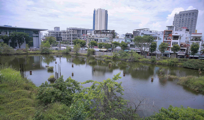 Dự án khu phức hợp trung tâm thương mại, căn hộ cao cấp và khách sạn 5 sao Đà Nẵng Center có 3 mặt tiền đường Phan Châu Trinh, Hùng Vương và Nguyễn Thị Minh Khai; nằm cạnh Nhà hát Trưng Vương (quận Hải Châu) treo hơn 10 năm nay, dự án chỉ có vài cọc bê tông, bỏ mặc cho cỏ mọc hoang, nước đọng, gây ô nhiễm môi trường (Ảnh: Thế Sơn)