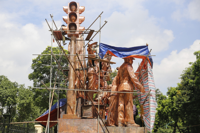 Toàn bộ tượng đài đều có màu đồng.