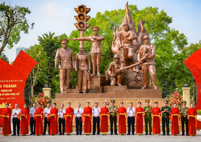 Các đại biểu cắt băng khánh thành tượng đài “Công an nhân dân vì dân phục vụ” tại Hà Nội.