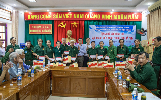 Đại diện đoàn thiện nguyện trao tặng quà cho các cựu Thanh niên xung phong.