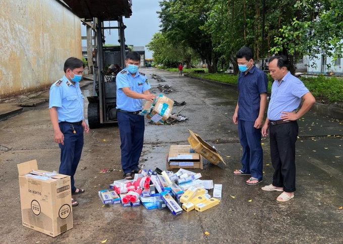 Lực lượng chức năng kiểm đếm hàng hóa vi phạm