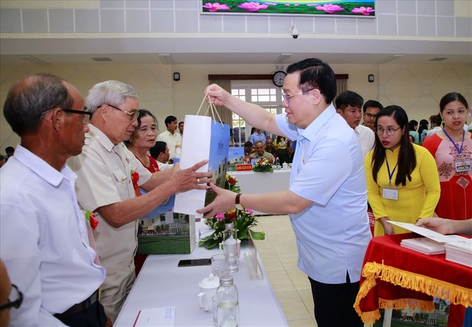 Chủ tịch Quốc hội Vương Đình Huệ tặng quà cho nhiều gia đình chính sách, mẹ Việt Nam anh hùng ngày trong ngày gặp mặt