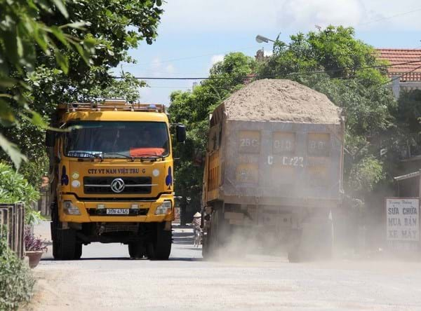 Vận chuyển vật liệu để rơi vãi sẽ bị phạt đến 4 triệu đồng. Ảnh minh họa.