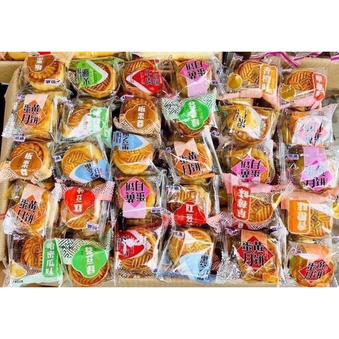 Bánh trung thi mini được bán tràn lang trên các chợ mạng.