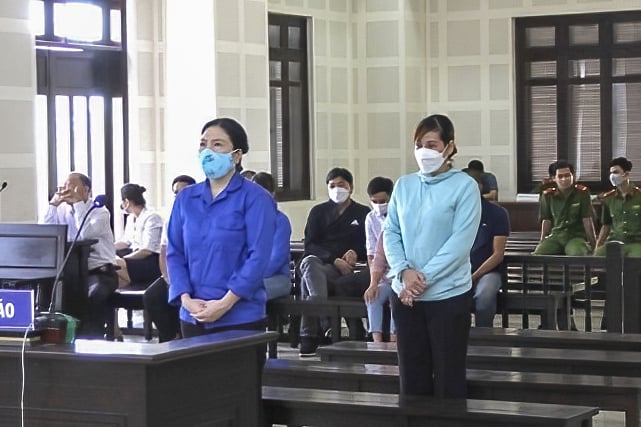 Hai bị cáo Đào Thị Như Lệ (trước) và Dương Thị Ngọc Anh tại phiên toà.