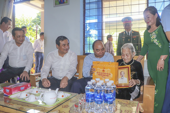 Chủ tịch nước cũng đã đến thăm, tặng quà Mẹ Việt Nam Anh hùng Nguyễn Thị Mười (89 tuổi) tại xã Đại Hiệp (Ảnh: Thế Sơn)